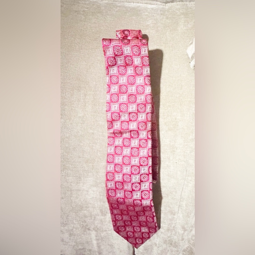 Hugo Boss Elegant Red Patterned Men's Tie - Picture 4 of 5